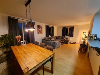 Lichtdurchflutete 3,5-Zimmer-Wohnung mit Balkon und offener EBK in Aying-Großhelfendorf