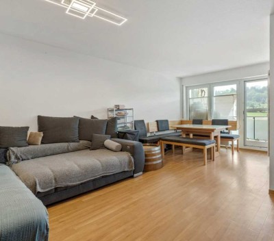 MIT LIEBE ZUR LAGE: Attraktive 3,5-Zimmer-Wohnung mit Balkon, Garage und Außenstellplatz.