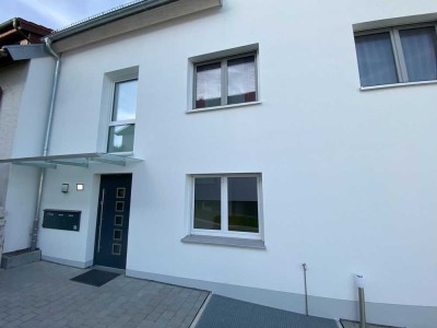 Erstbezug gehobene 3 Zimmer Wohnung im EG mit EBK und Terasse