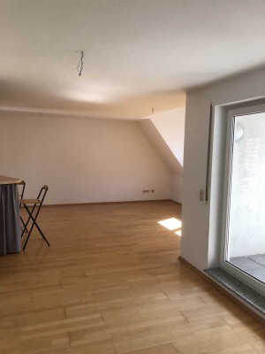 Gepflegte Wohnung mit vier Zimmern sowie Balkon und EBK in Pleidelsheim