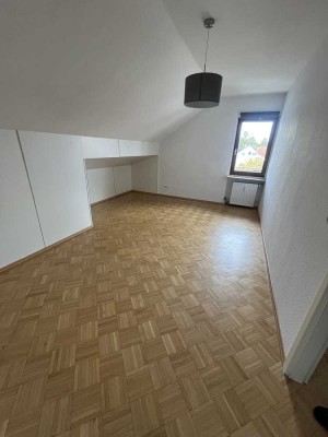 Schönes und helles Zimmer  - in 4er WG an Student/Azubi (m/w/d) zu vermieten!