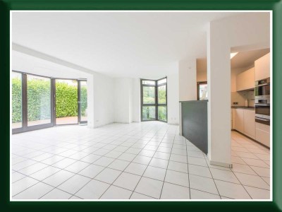 Gartenwohnung mit Wintergartenfeeling, riesiger Terrasse und Bulthaup Küche