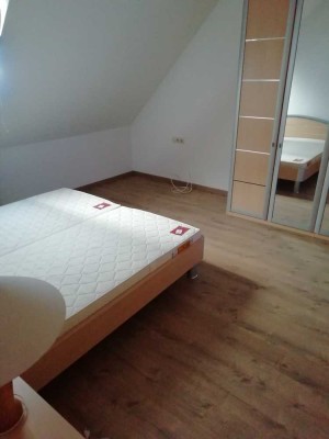 Stilvolle, vollständig renovierte 2, 5-Raum-Dachgeschosswohnung mit Balkon und EBK in Uhingen