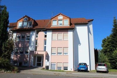 Preiswerte, gepflegte 2-Zimmer-DG-Wohnung mit Balkon und Einbauküche in Colditz