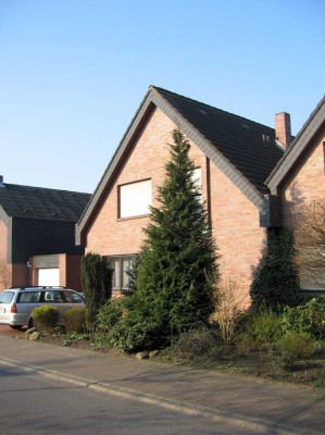 Ruhige Oberwohnung mit schönem Balkon in freundlichem 2-Familienhaus