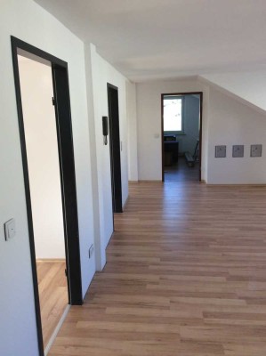 Attraktive und neuwertige 3-Raum-DG-Wohnung mit geh. Innenausstattung in Amberg-Sulzbach (Kreis)