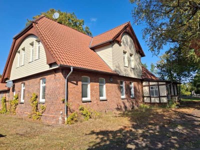 Modernisierte Altbauwohnung mit großem Grundstück