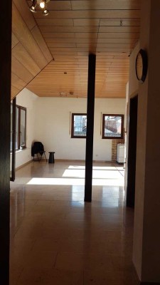 Zu vermieten: Helle 2-Zimmer-Dachwohnung 58 qm in Ispringen