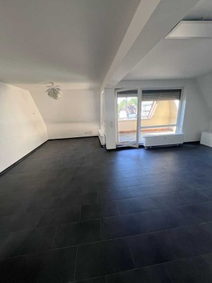 Künstler- / Rheingauviertel: Elegante Dachgeschoss-Wohnung mit Lift und Tiefgarage!