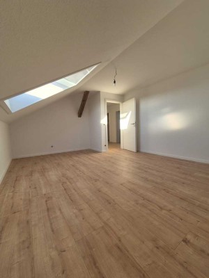 Gemütliche DG Wohnung, Erstbezug mit Gartennutzung, neue EBK