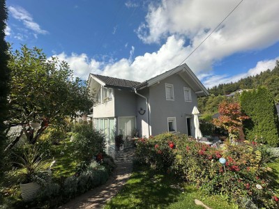 Modernes Wohnhaus in neuwertigem Zustand in herrlicher Ruhelage