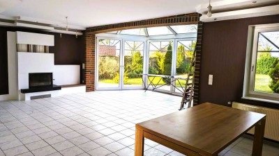 In ruhiger Lage:
Einfamilienhaus mit Integriertem Wintergarten  
Sauna,Terrasse und Garten ..