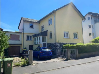 ZWEIFAMILIENHAUS -  EINZIEHEN, WOHLFÜHLEN & DABEI MIETE KASSIEREN!