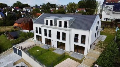 Neubau-Eckhaus mit Panorama-Hanglage, 2 Bäder, Wärmepumpe, Parkett, etc.