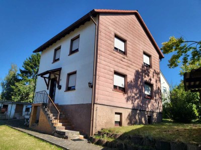 Ein- bis Zweifamilienhaus mit Potenzial in guter Lage (Erbbaurecht)
