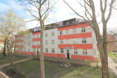 * Großzügigkeit im DG * tagesbelichtetes Wannenbad * Balkon * Abstellkammer *