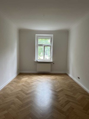 *Erstbezug nach Sanierung* großzügige 4-Zimmer-Altbau-Wohnung