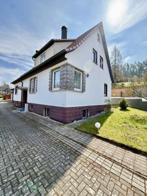 solides Wohnhaus in Waldrandnähe mit großem Garten und viel Platz für Fahrzeuge & Hobbys