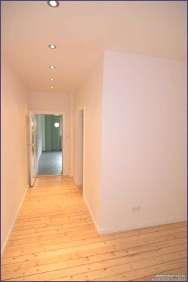 Sehr schöne Wohnung - mit Balkon, EB-Küche & Stellplatz im Hof
