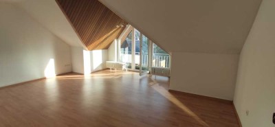 zwei Zimmerwohnung im DG mit EBK zu vermieten