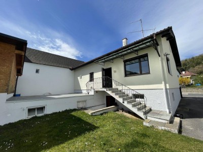 EINFAMILIEN-HAUS MIT CARPORT/SCHEUNE IN WIESEN