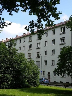 Geschmackvolle, renovierte 3-Zi-Wohnung mit geh. Ausstattung mit Balkon und EBK in einmaliger Lage