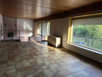 Sanierungsbedürftiges Einfamilienhaus mit Garage und Garten