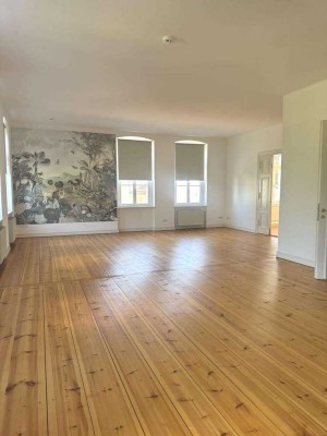 Großzügige Altbauwohnung mit offener Küche