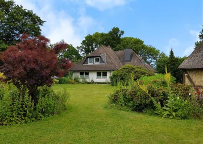 Modernes Einfamilienhaus mit Baugrundstück und historischem Nebengebäude in Wesseln