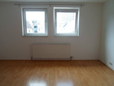 Makartstraße: Single/Paar; hübsche Dachgeschoßwohnung, 2 Zimmer, 71,46m2 WNFL, (Küche ohne Einrichtung), 3.OG, o. Lift, Gemeinschaftsgarten, Parkplätze!