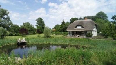 RÜGEN Reet gedecktes Haus mit Teich auf großem Grundstück zu verkaufen