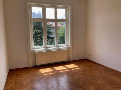 Sehr schöne, neu renovierte Wohnung mit Südlage und Lift