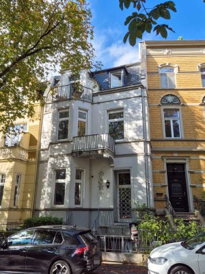 Bonn – Südstadt | Charmante Altbauwohnung (Apt.) mit hohen Decken, Einbauküche und Balkon