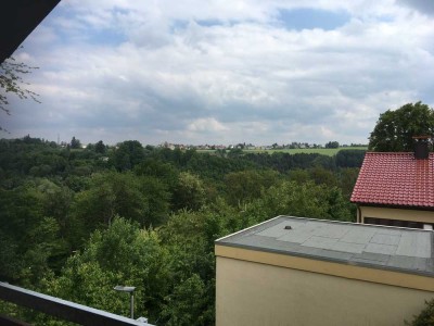 Schöne, helle 3-ZKB mit großer Loggia. Tolle Aussicht, sehr gute Wohnlage, ruhige Seitenstraße