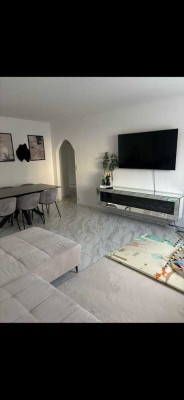 *PROVISIONSFREIE* Stilvolle, vollständig renovierte 4-Zimmer-Wohnung mit 2 Balkone und Einbauküche