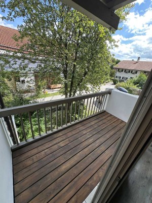 Helles Apartment 40 qm in Zorneding mit Balkon, Einbauküche und TG-Stellplatz