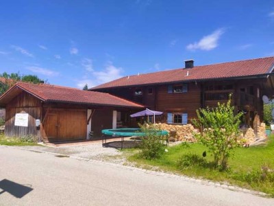 Uriges Holzhaus im Ostallgäu mit Einliegerwohnung