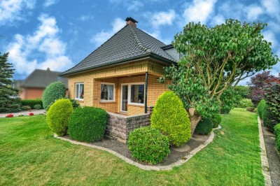 Schönes und ruhiges Wohnen in sehr gepflegtem Walmdachbungalow mit gr. Garage u. Werkstattbereich