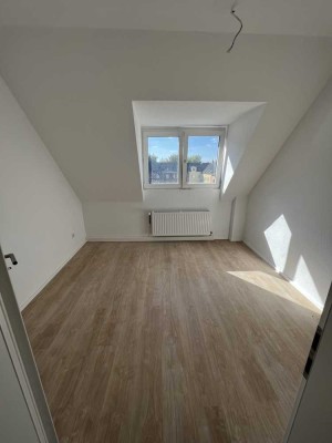 **ab sofort**Traumhafte 3.Zi. Dachgeschosswohnung mit Einbauküche**