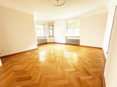 Wunderbare Altbauwohnung mit 2 Balkone, Einbauküche und Außenstellplatz in zentraler Lage!