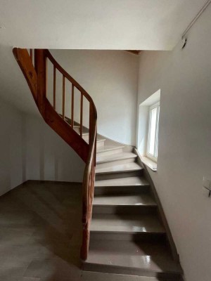 KAPITALANLAGE: Frisch renoviertes Dreifamilienhaus mit großer Scheune und attraktiver Rendite