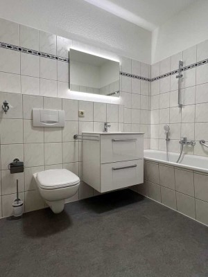 Erstbezug nach umfangreicher Modernisierung - Schicke 2R-Wohnung in ruhiger und grüner Lage