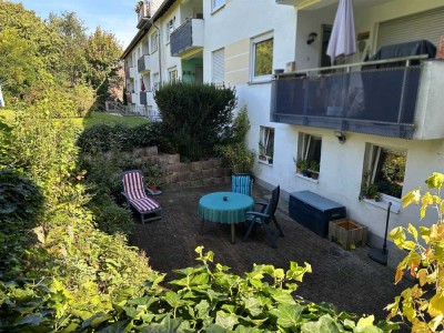Helle und geräumige Souterrainwohnung: 
Moderne Eigentumswohnung mit Terrasse und Stellplatz