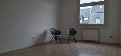 Charmante , helle Zweieinhalb Zimmer Wohnung im Altbau