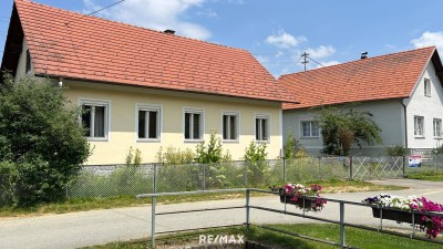 Bauernhaus mit BRUNNEN und Nebengebäude