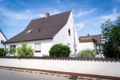 Freistehendes Einfamilienhaus in ruhiger Lage im Herzen von Ergoldsbach.