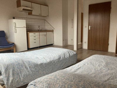Möblierte, gepflegte, geräumige DG-Wohnung in München