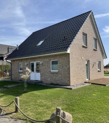 Modernes Einfamilienhaus mit Carport in Strandnähe