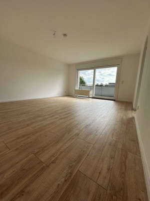 Helle komplett renovierte 3-Zimmer-DG-Wohnung in Thiede-Lindenberg mit großem Balkon