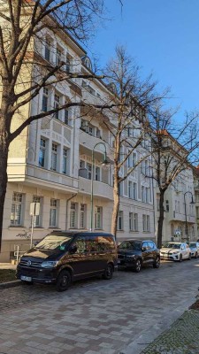 Freundliche 2-Raum-Wohnung mit Balkon nahe Hasselbachplatz sucht neue Mieter!